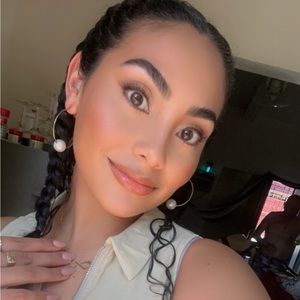 Meet your Posher, Claudia